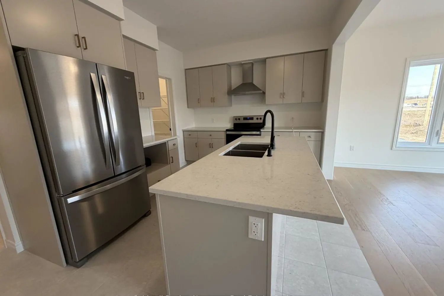 537 Anton Crescent photo 5