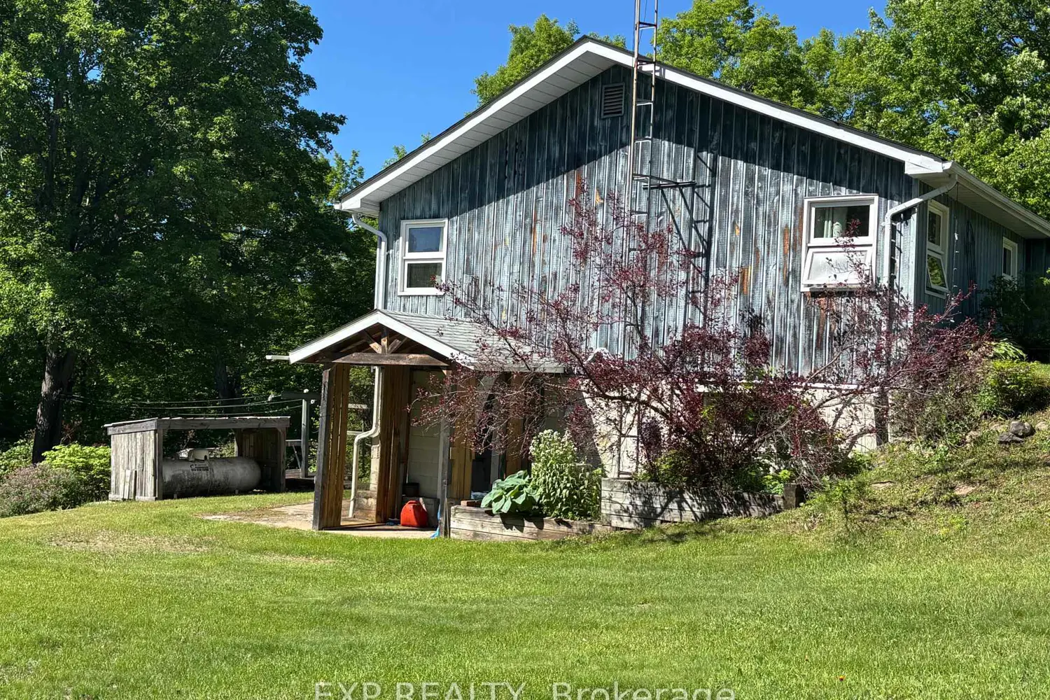 499 Centreview Road photo 2