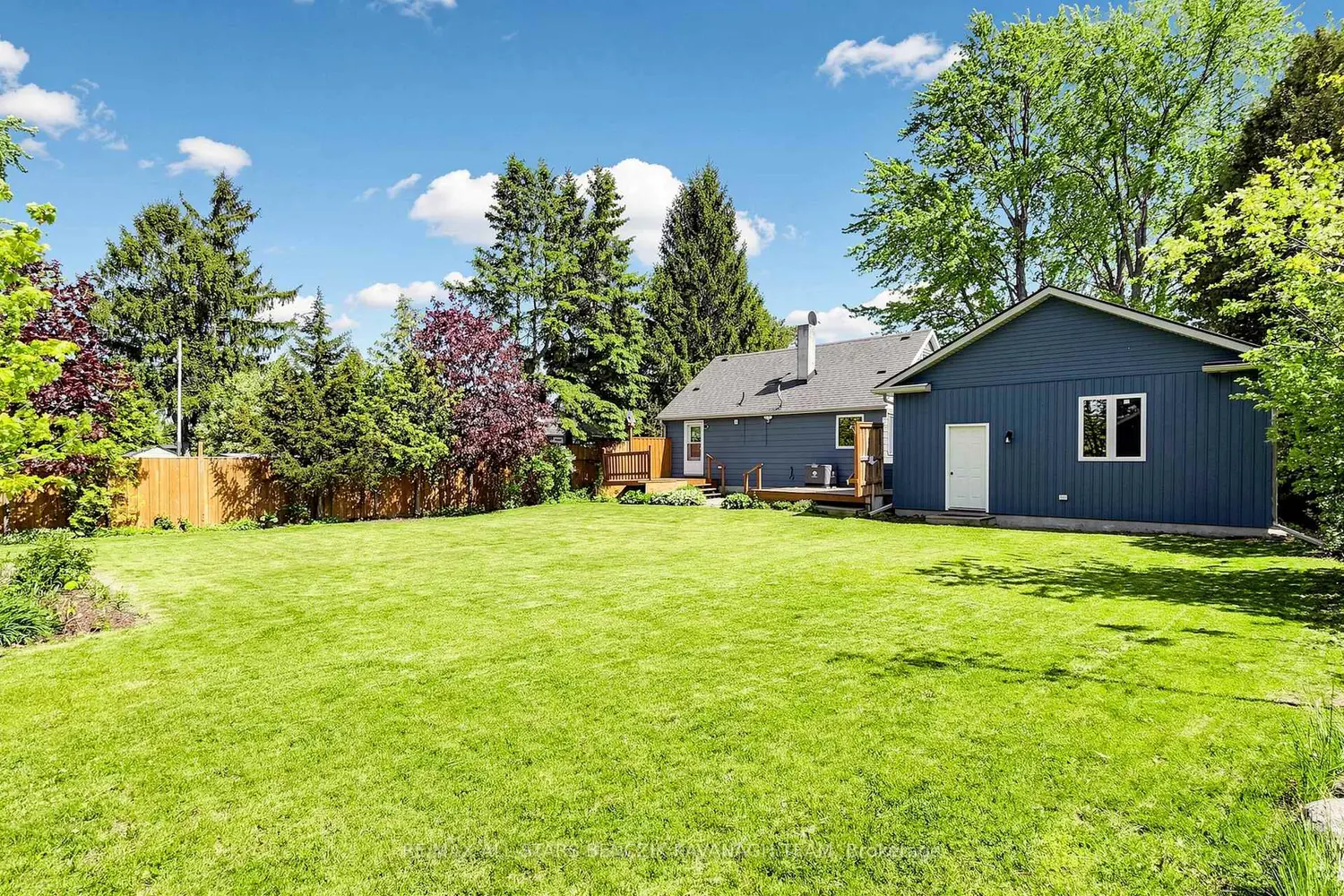 522 Sheppard Avenue photo 4