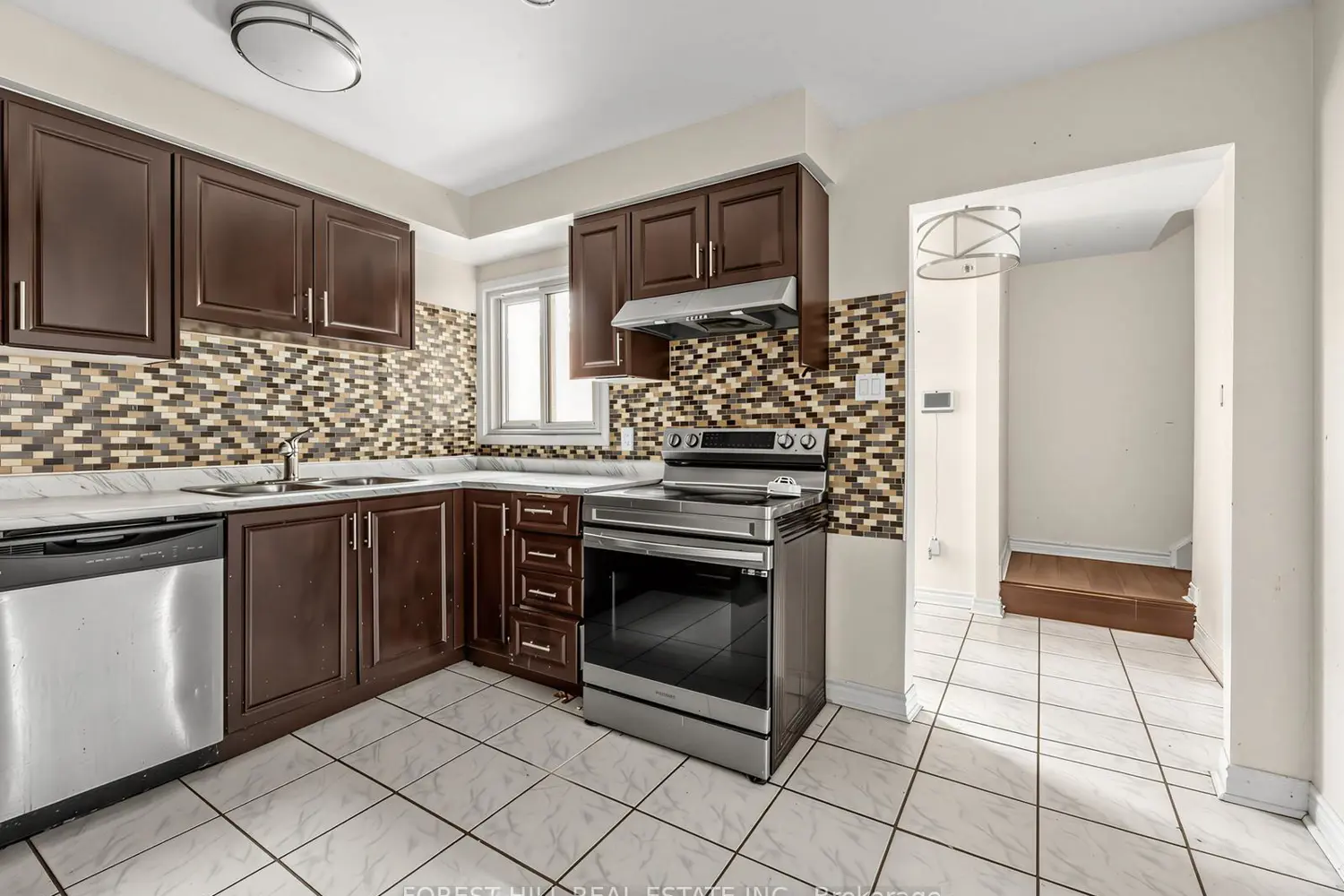 61 Royal Salisbury Way photo 2