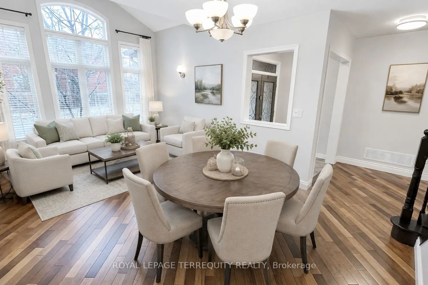 2089 Blackforest Crescent photo 2