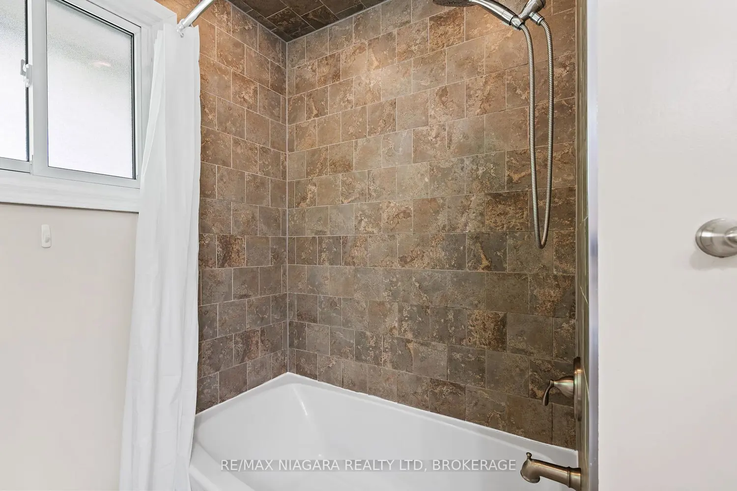 11611 Burnaby Road photo 5