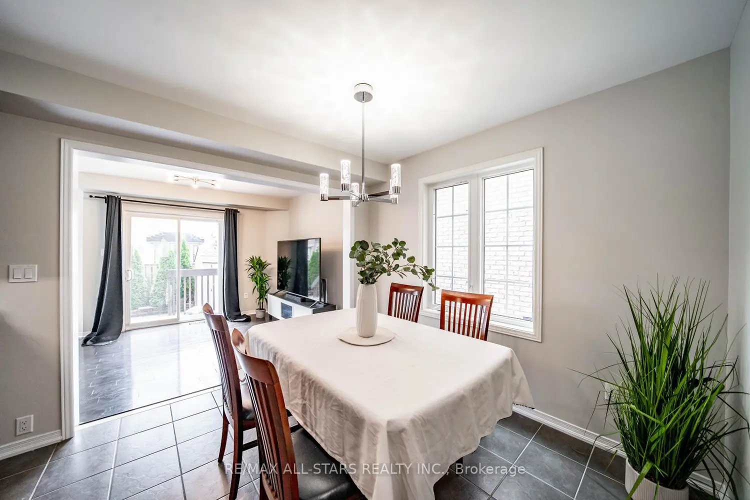 85 Vera Lynn Crescent photo 3