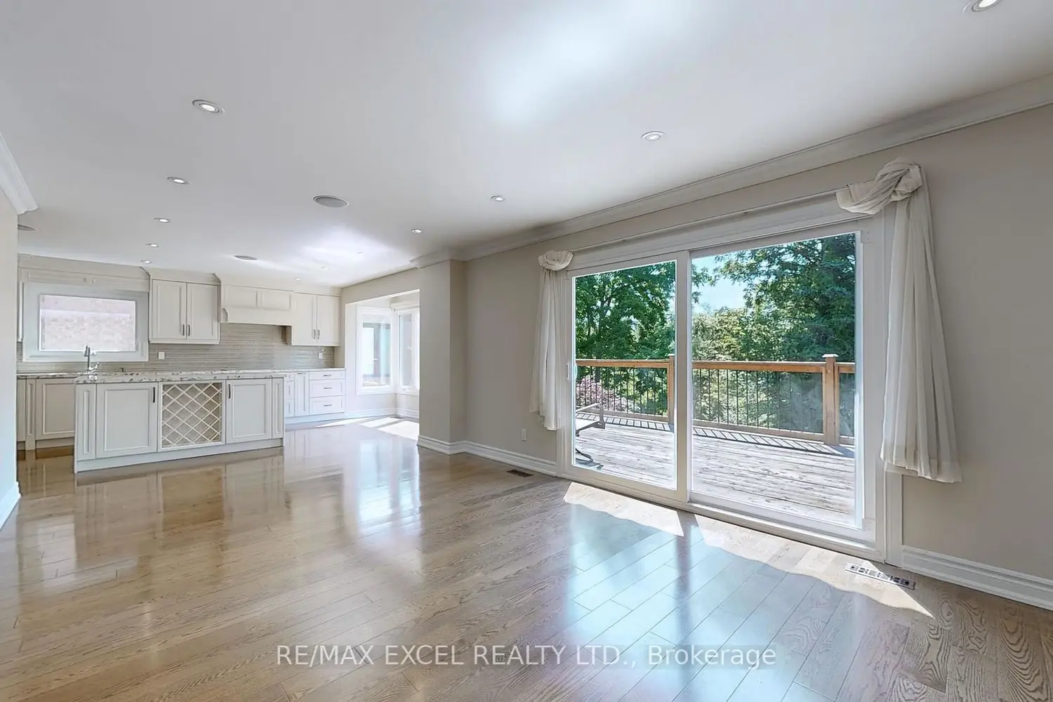 10 Alexis Road photo 3