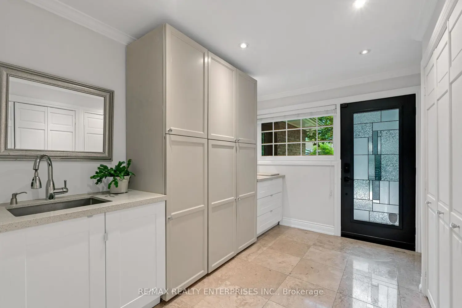 2084 Obeck Crescent photo 4