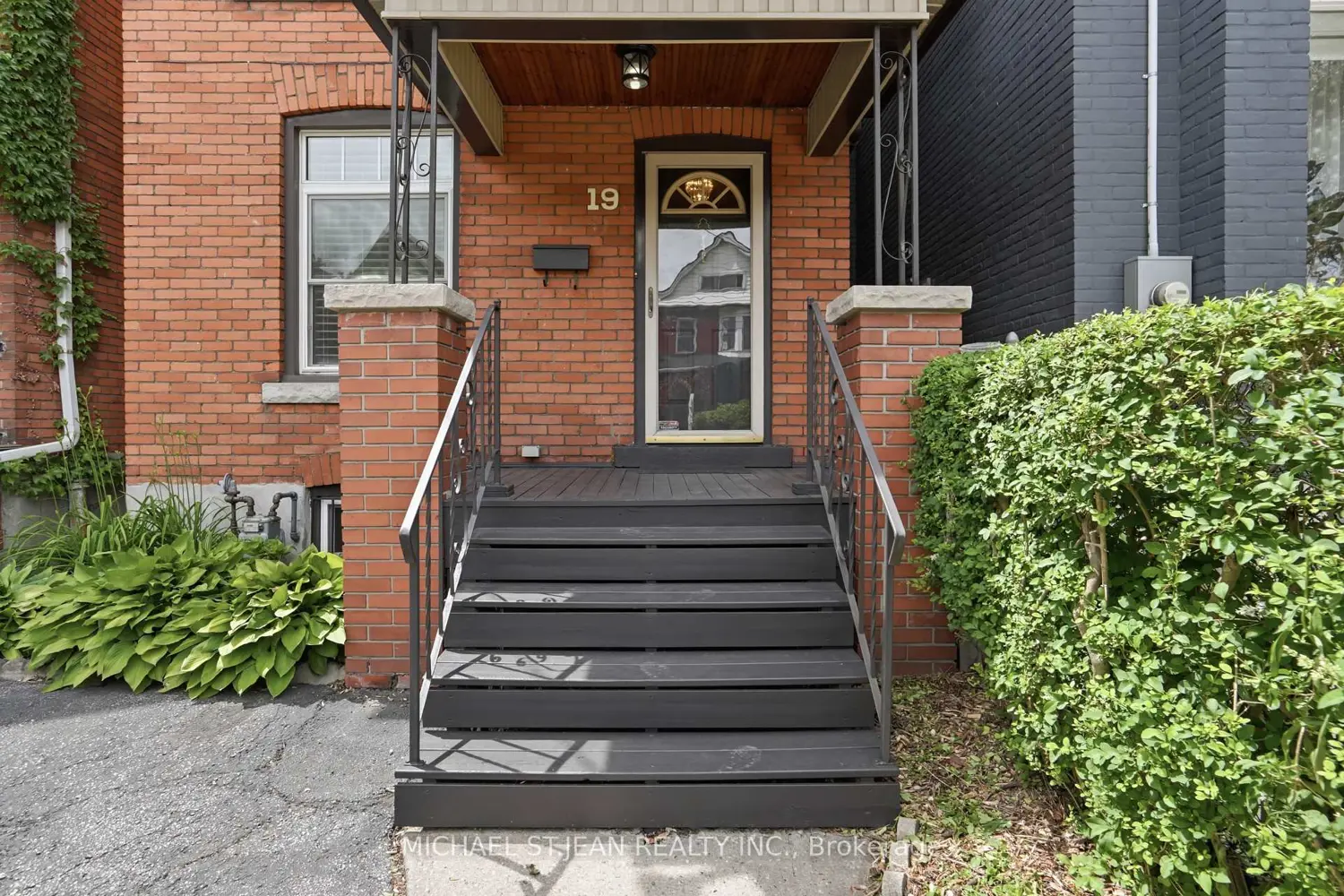 19 Huntley Street photo 4