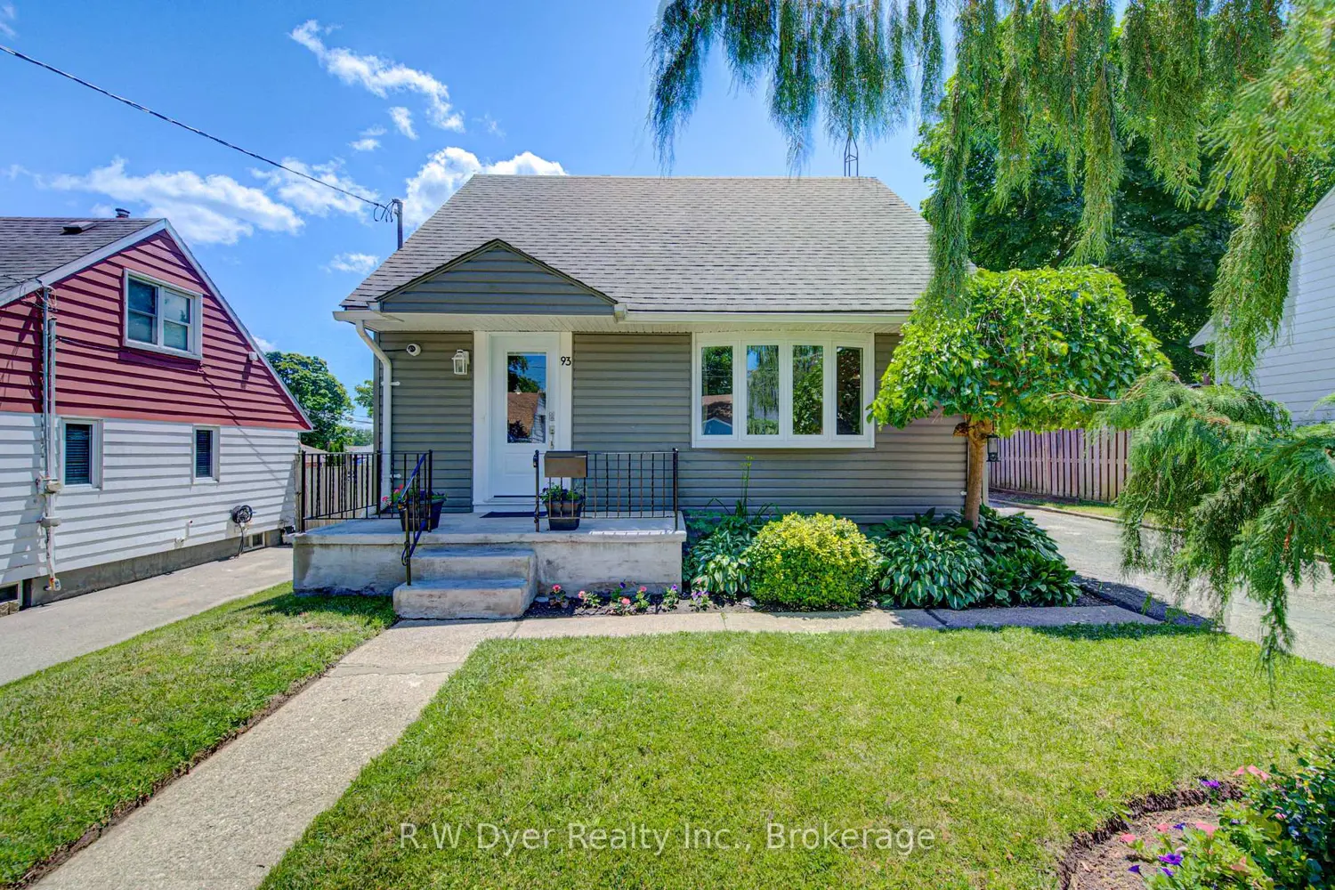 93 Stewart Avenue photo 2