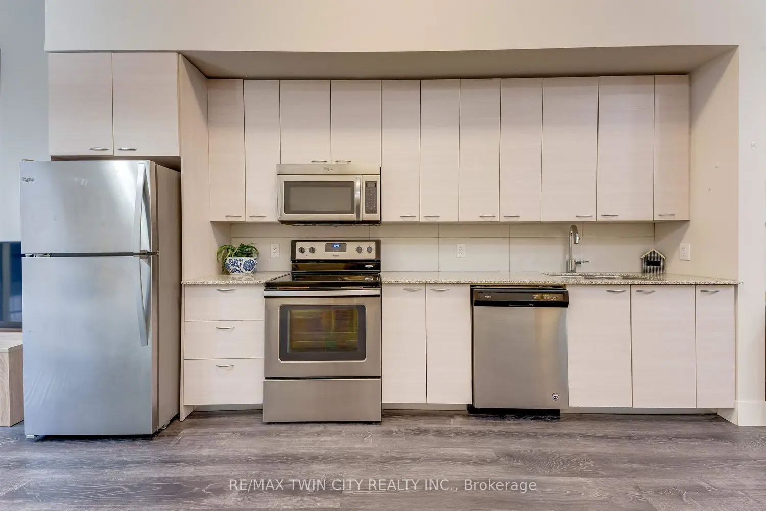 253 Albert Street 103 photo 3