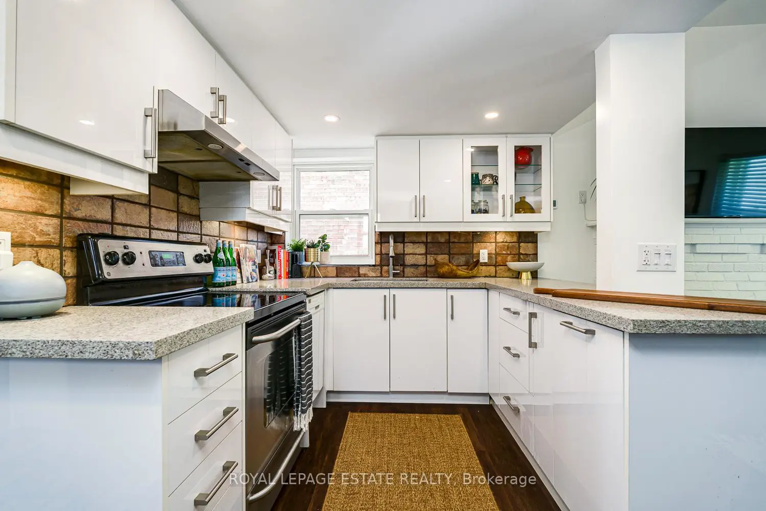 215 Pickering Street photo 3