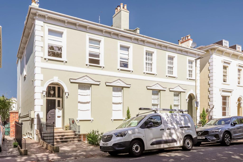 3 bed flat for saleMontpellier Grove, Cheltenham, Gloucestershire GL50