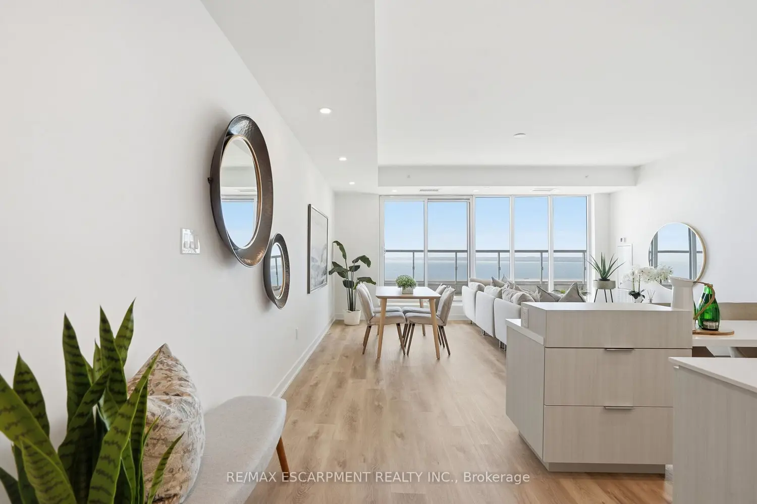 370 Martha Street 2104 photo 3