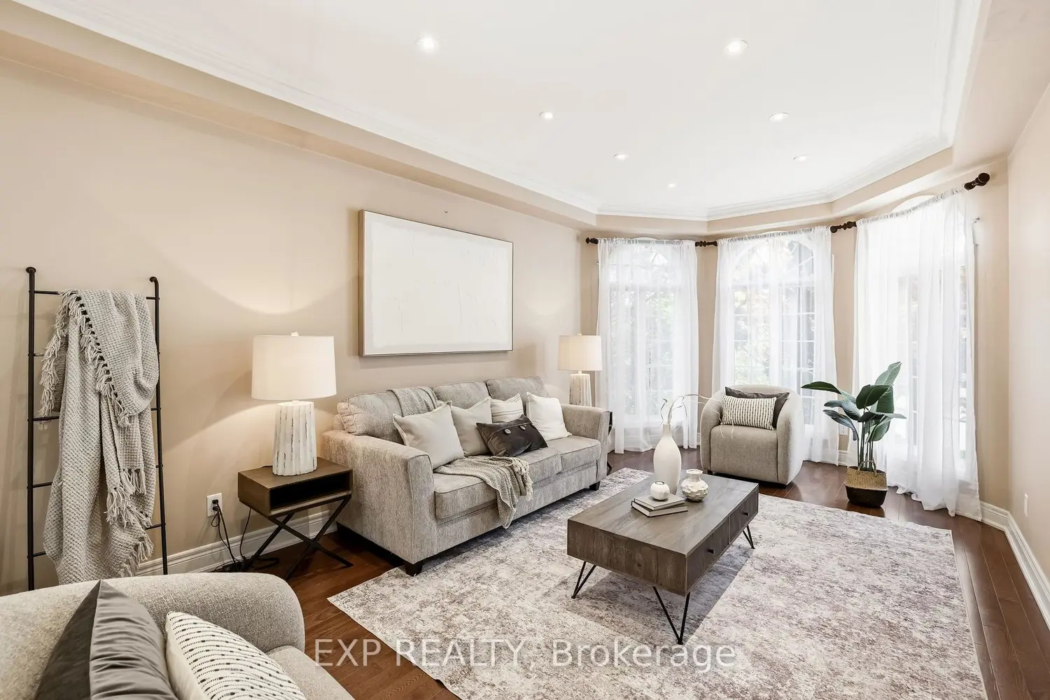 467 Delaney Drive photo 2
