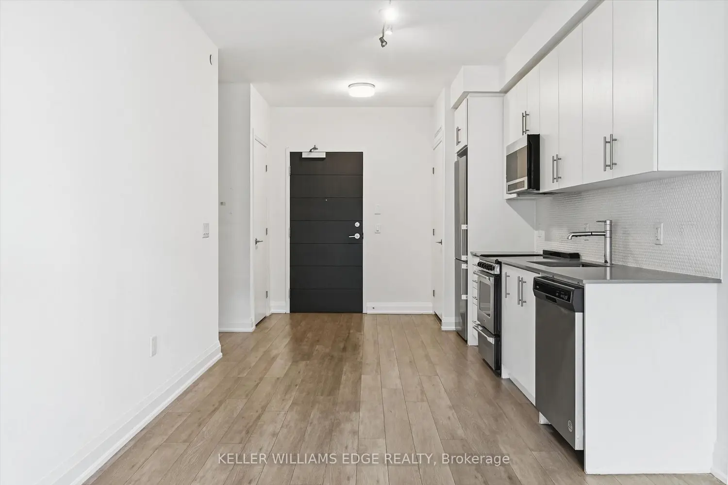 212 King Street 418 photo 4