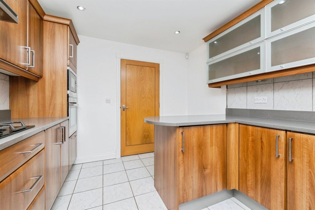 4 bed flat for saleQuayside, Hartlepool TS24 photo 4