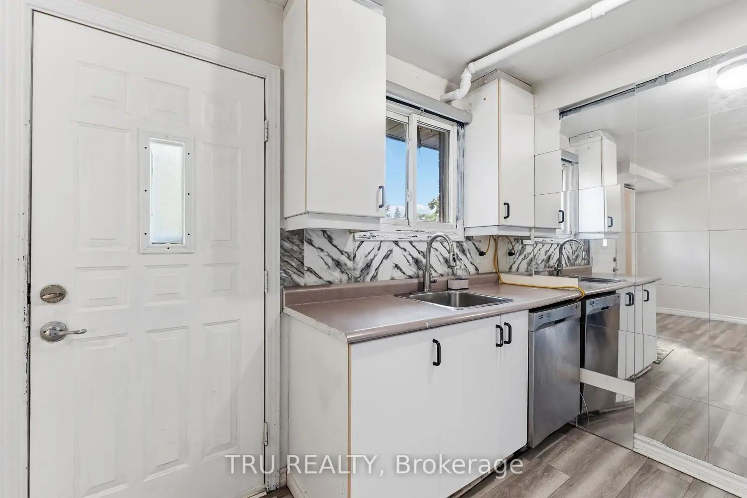 950 Meadowlands Drive photo 4