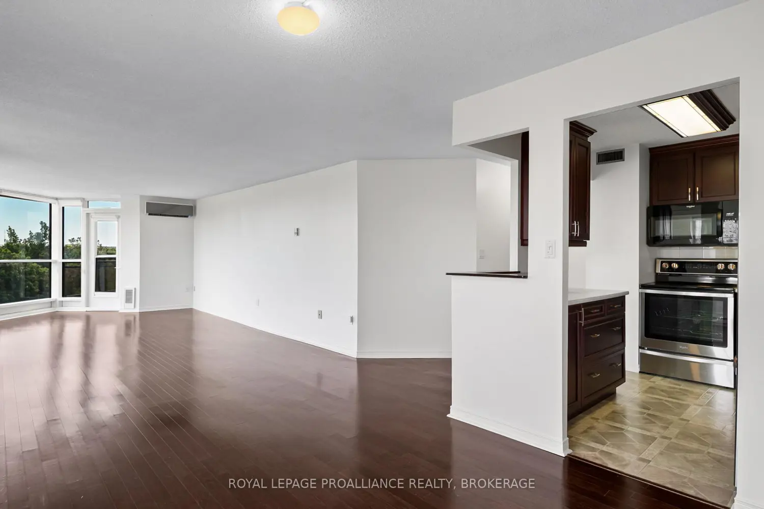120 Barrett Court 606 photo 3