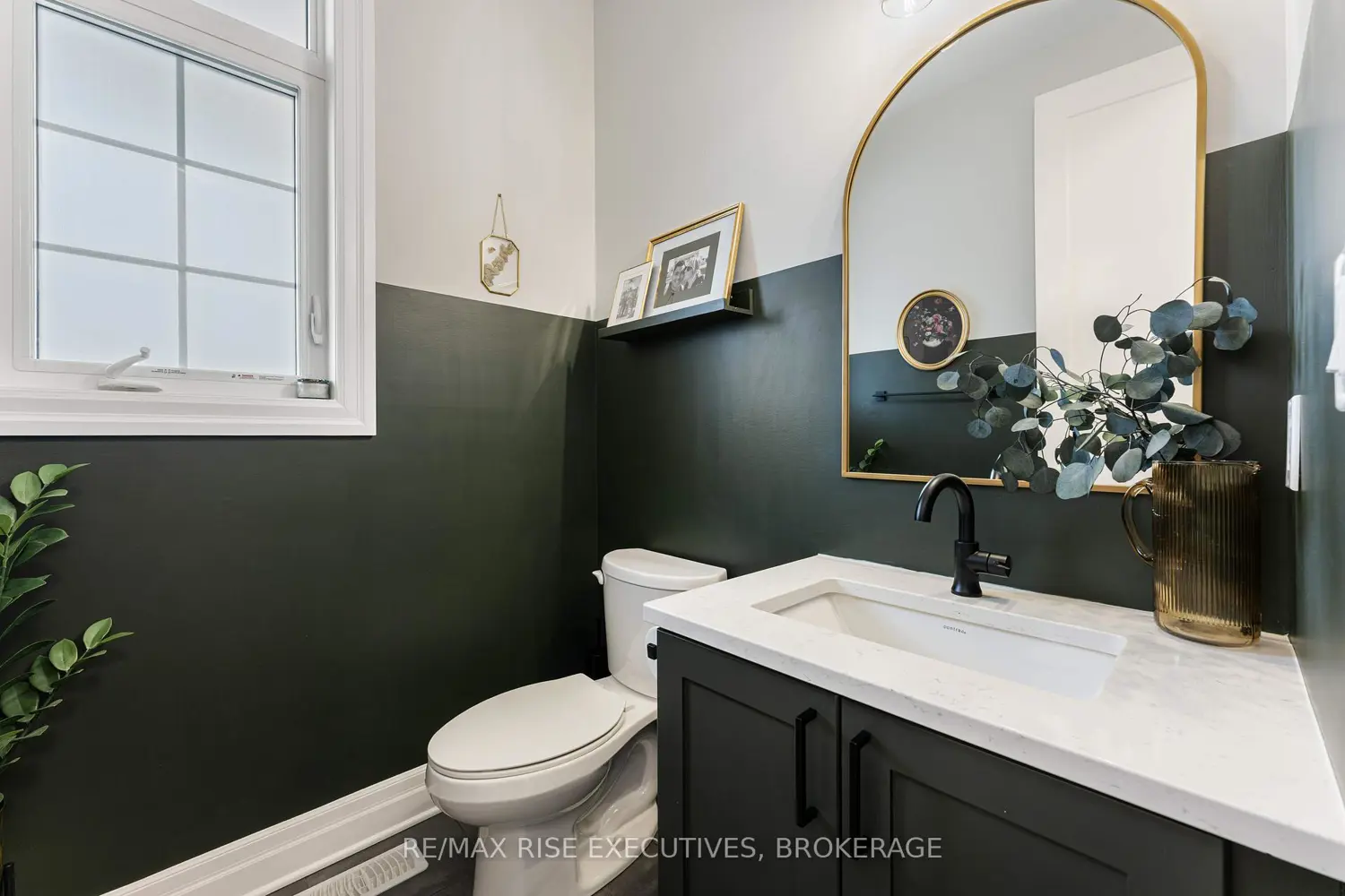 689 Halloway Drive photo 4