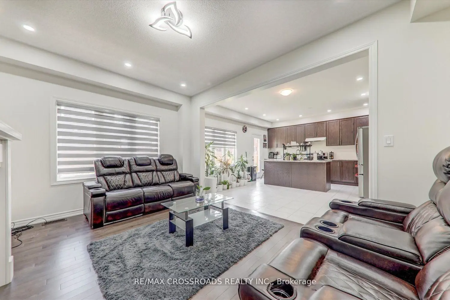 225 Fleetwood Drive photo 3