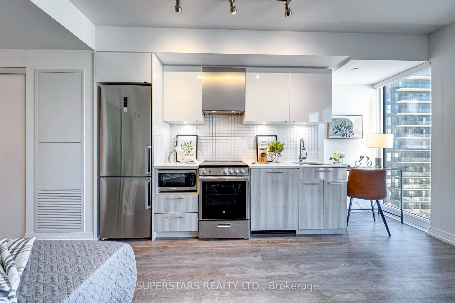 251 Jarvis Street 2507 photo 2