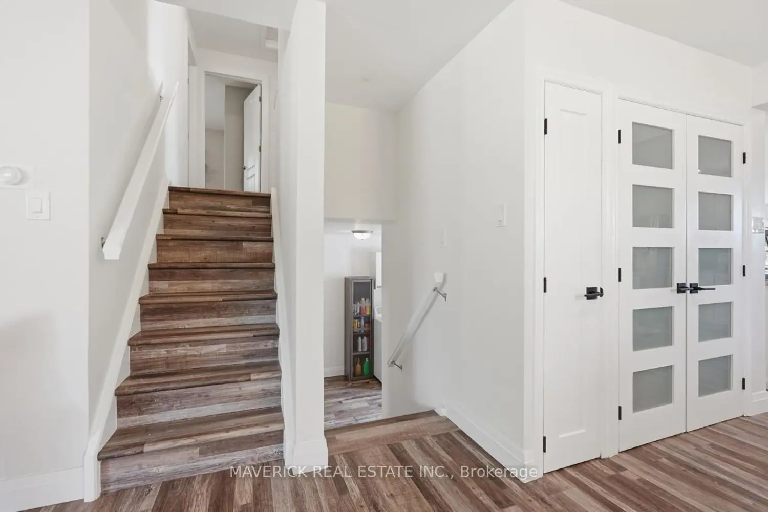 653 Viscount Road photo 5