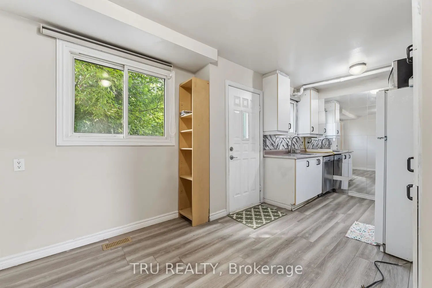 950 Meadowlands Drive photo 3