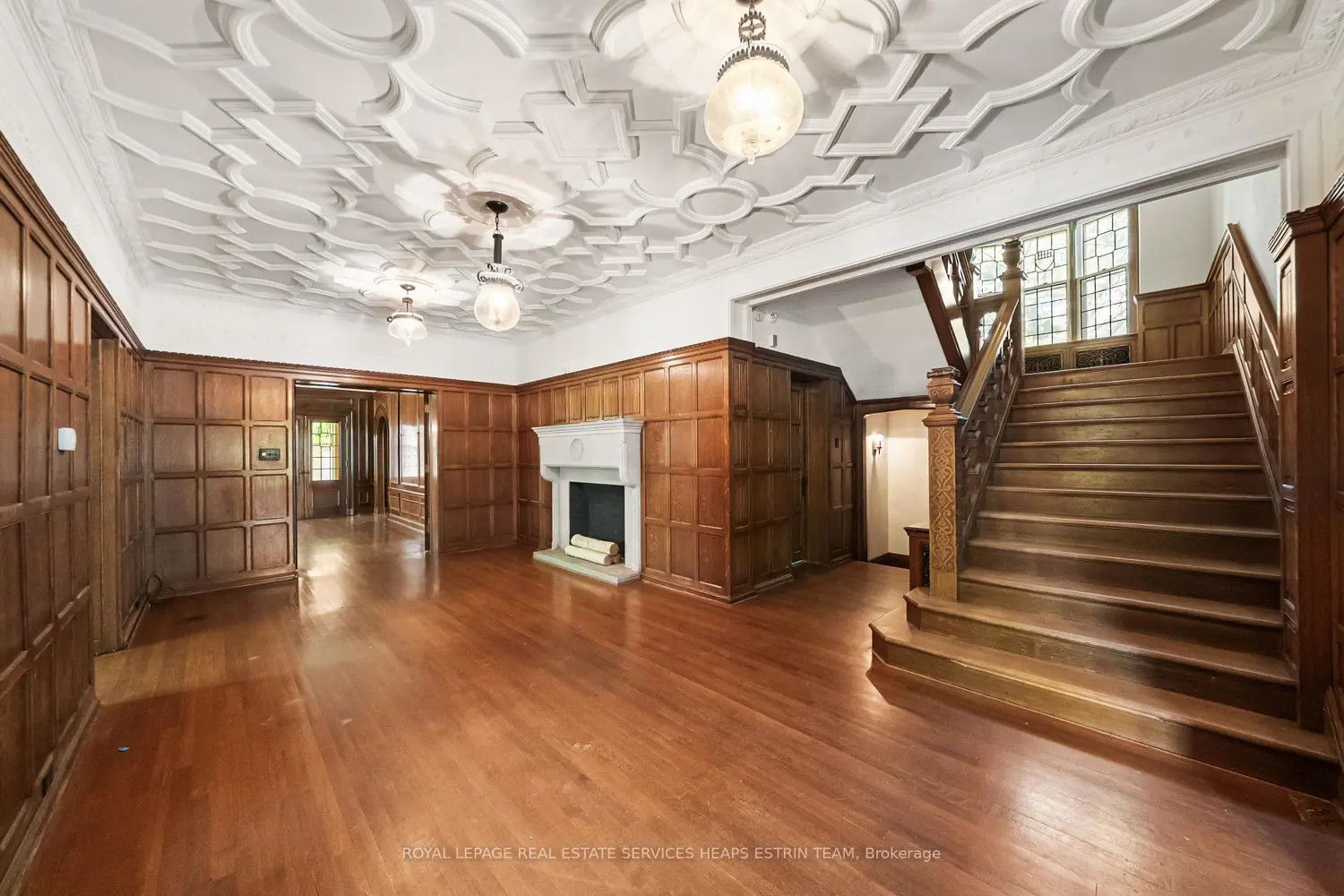 208 Roxborough Drive photo 2