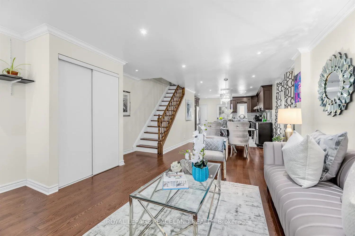 606 Coxwell Avenue photo 3