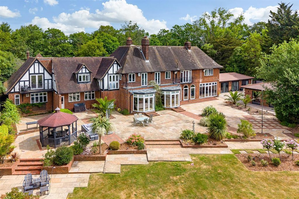 6 bed detached house for saleThe Ridgeway, Cuffley EN6 photo 2