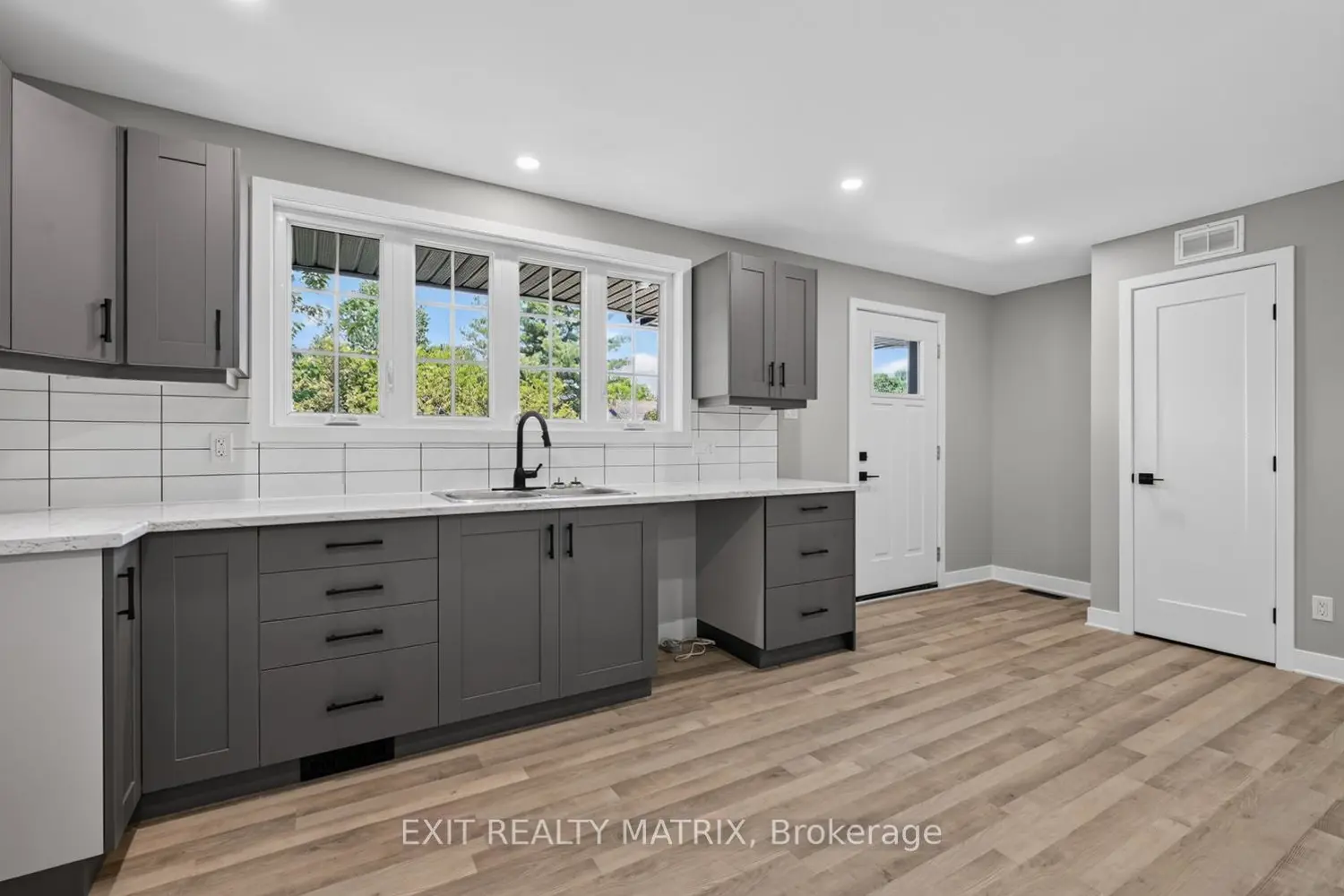 3297 Wayne Street photo 3