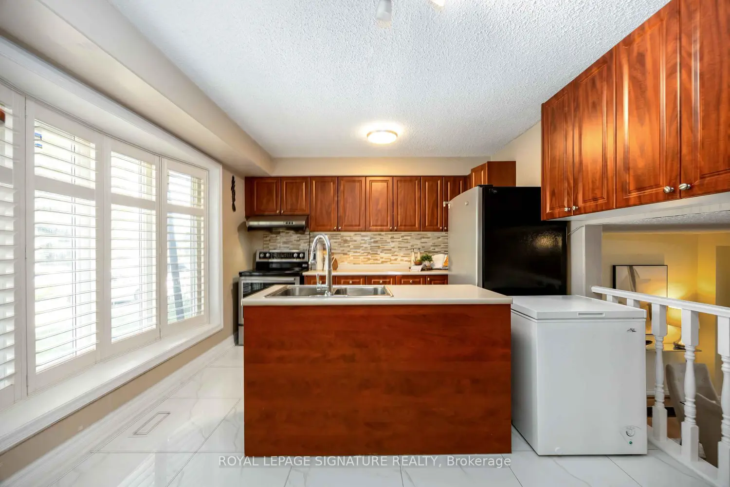 104 Billington Crescent photo 2