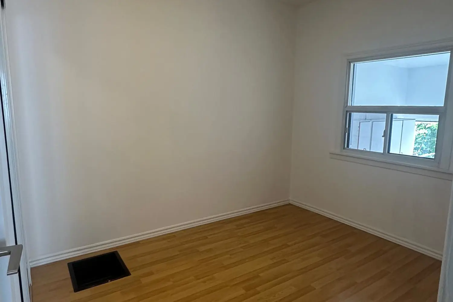 98 Chambers Avenue photo 5