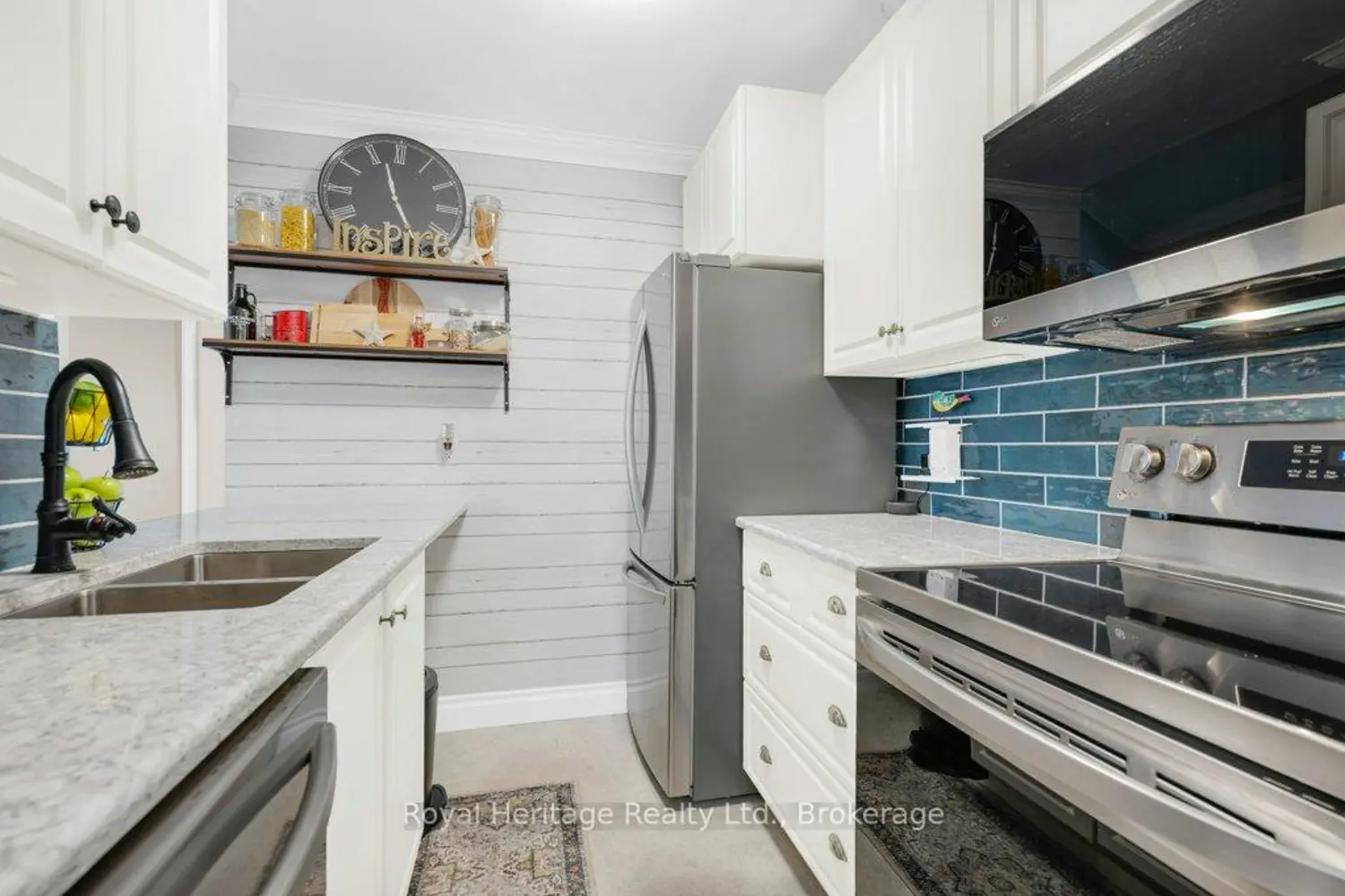 9 Centre Street 203 photo 2