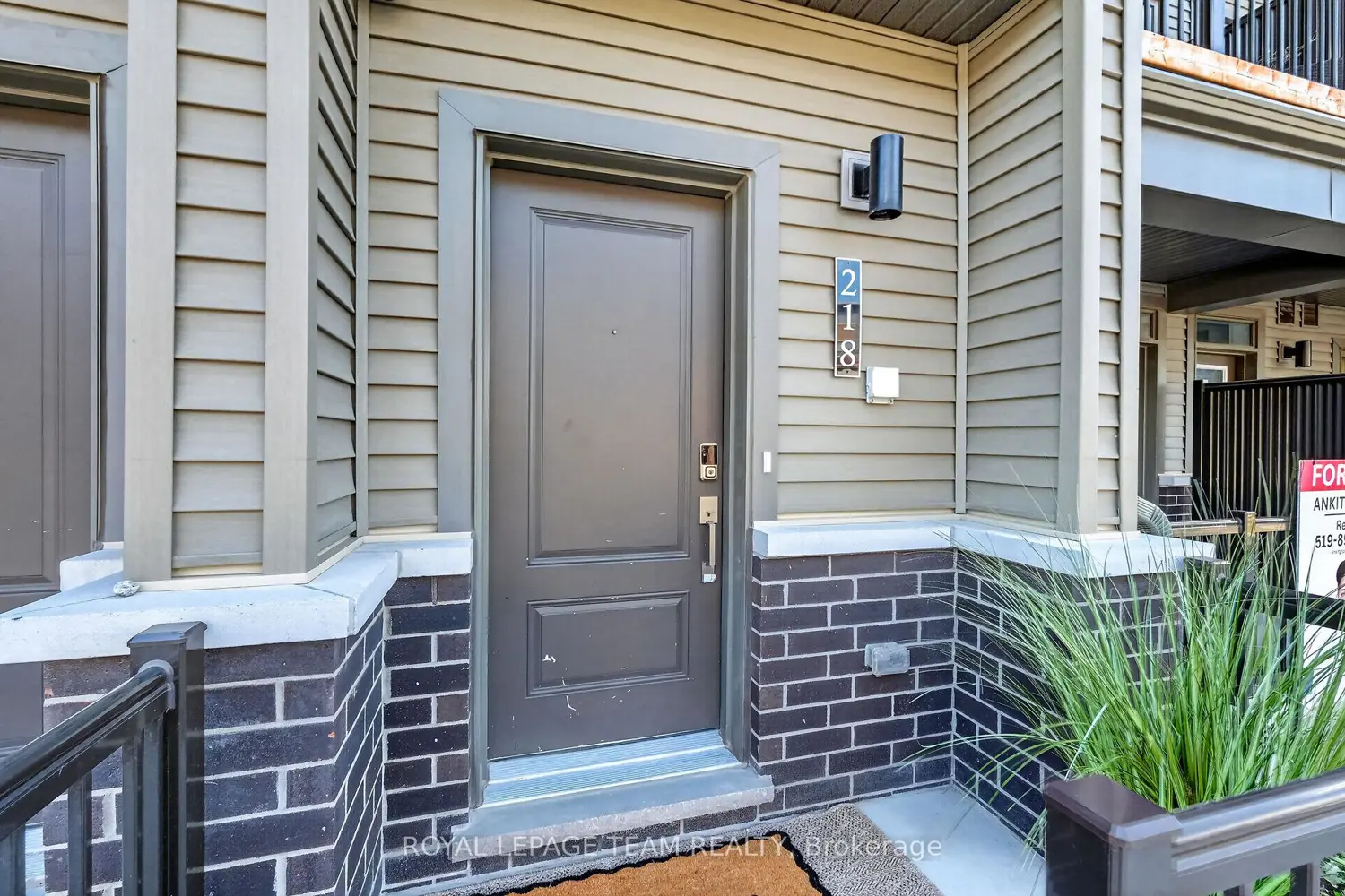 218 Parnian Private photo 3