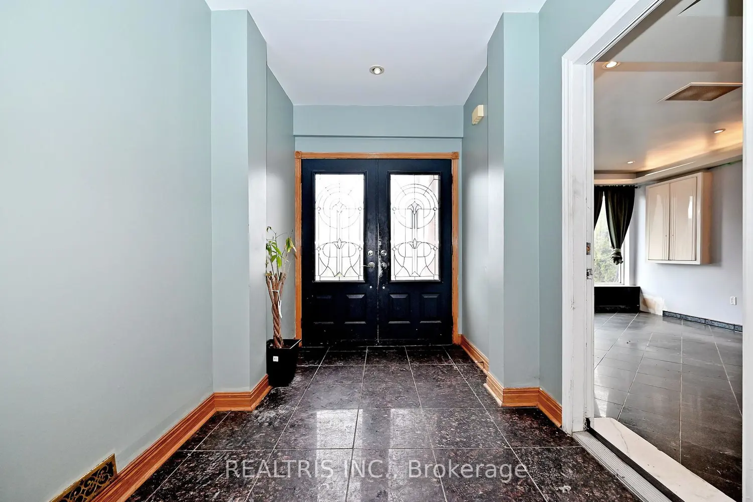 622 The Queensway photo 3
