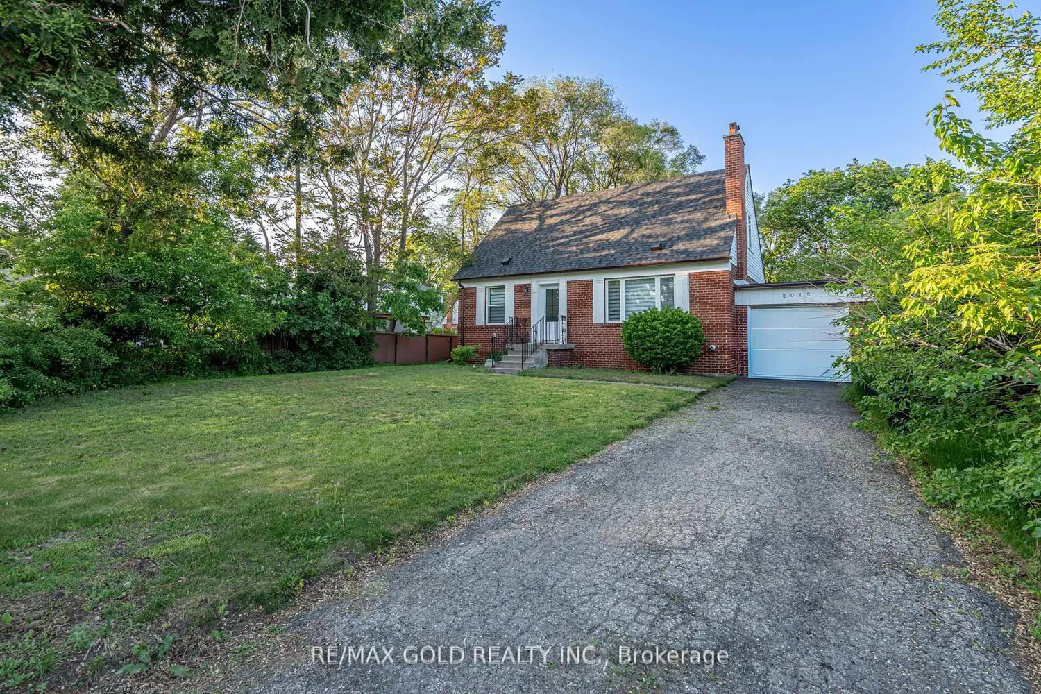 2015 Stanfield Road photo 2