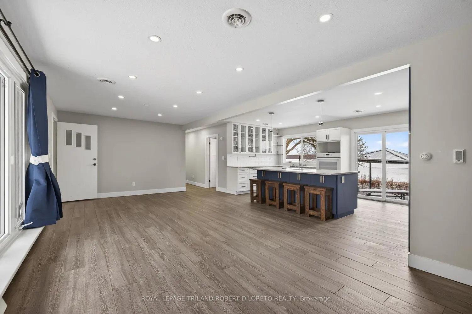 9755 Longwoods Road photo 5