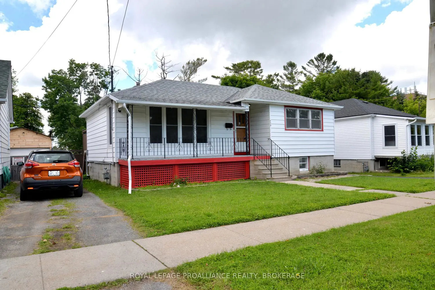 775 Alfred Crescent photo 2