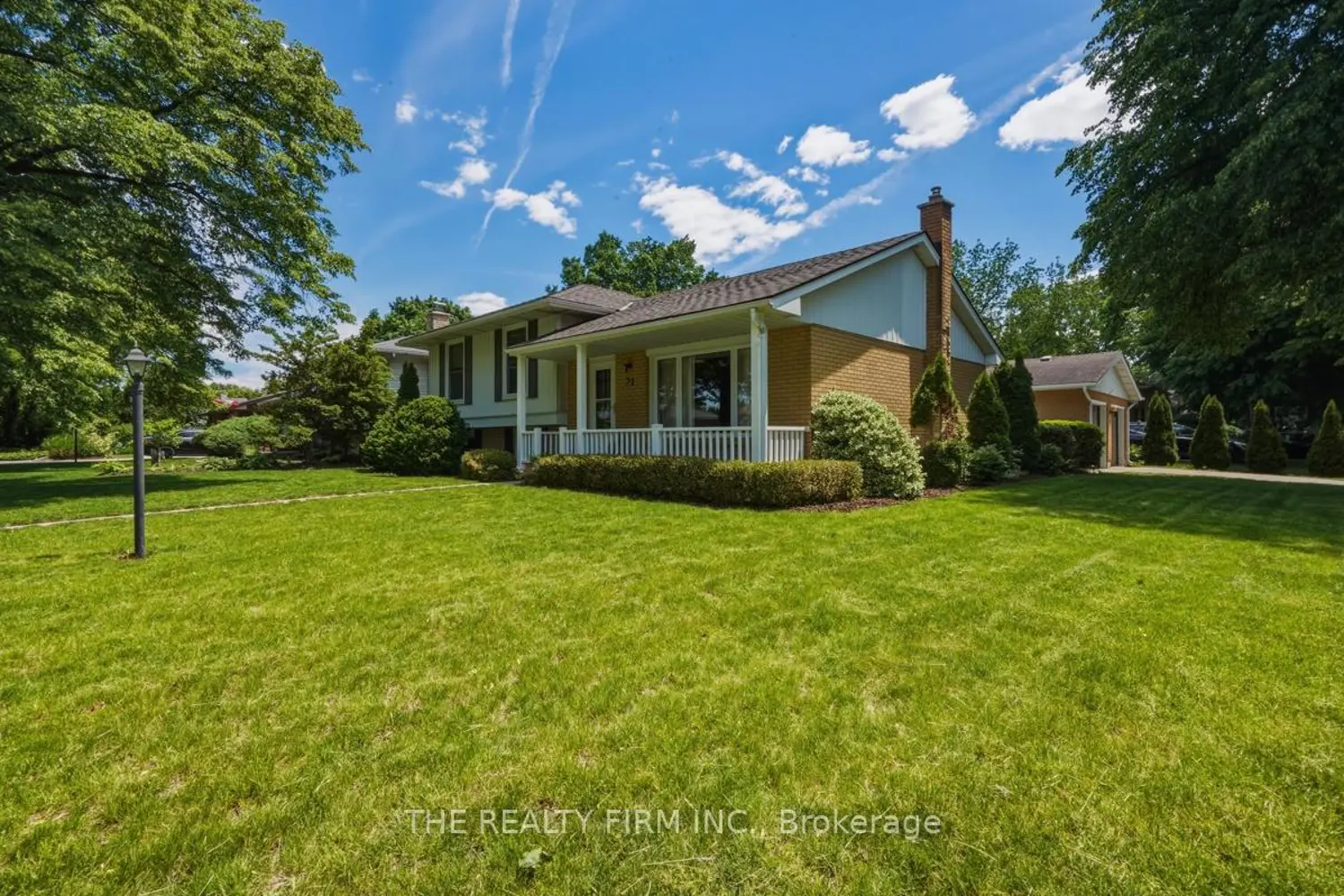 52 Maxwell Crescent photo 2