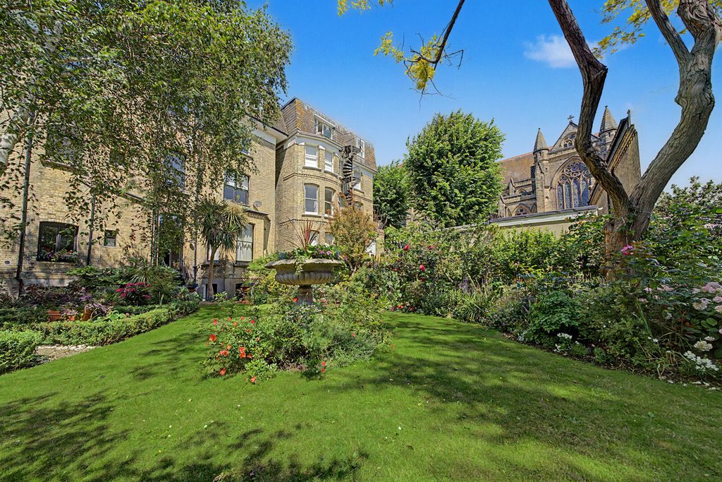 3 bed flat for saleThe Drive, Hove BN3