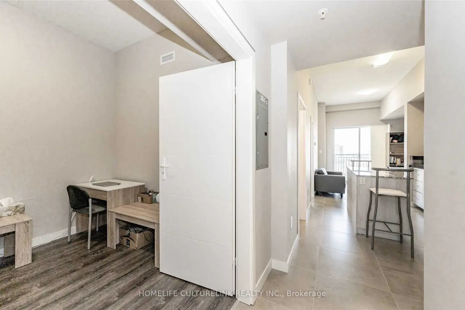 280 Lester Street 823 photo 3