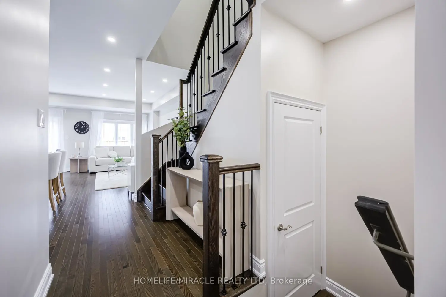 16 Arnold Crescent photo 4