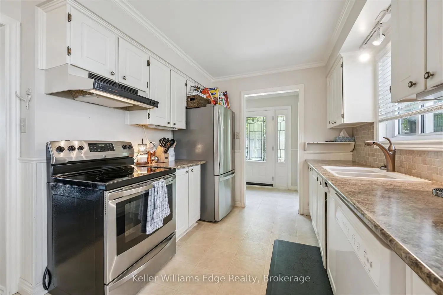 475 Vanguard Crescent photo 4