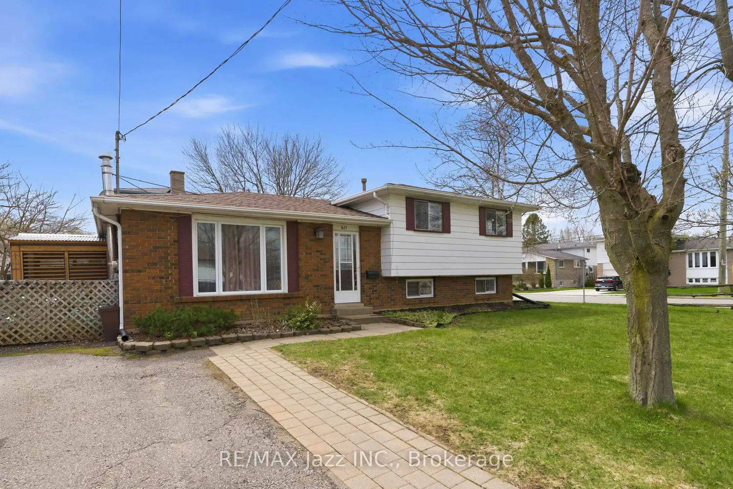 621 Willow Crescent photo 3