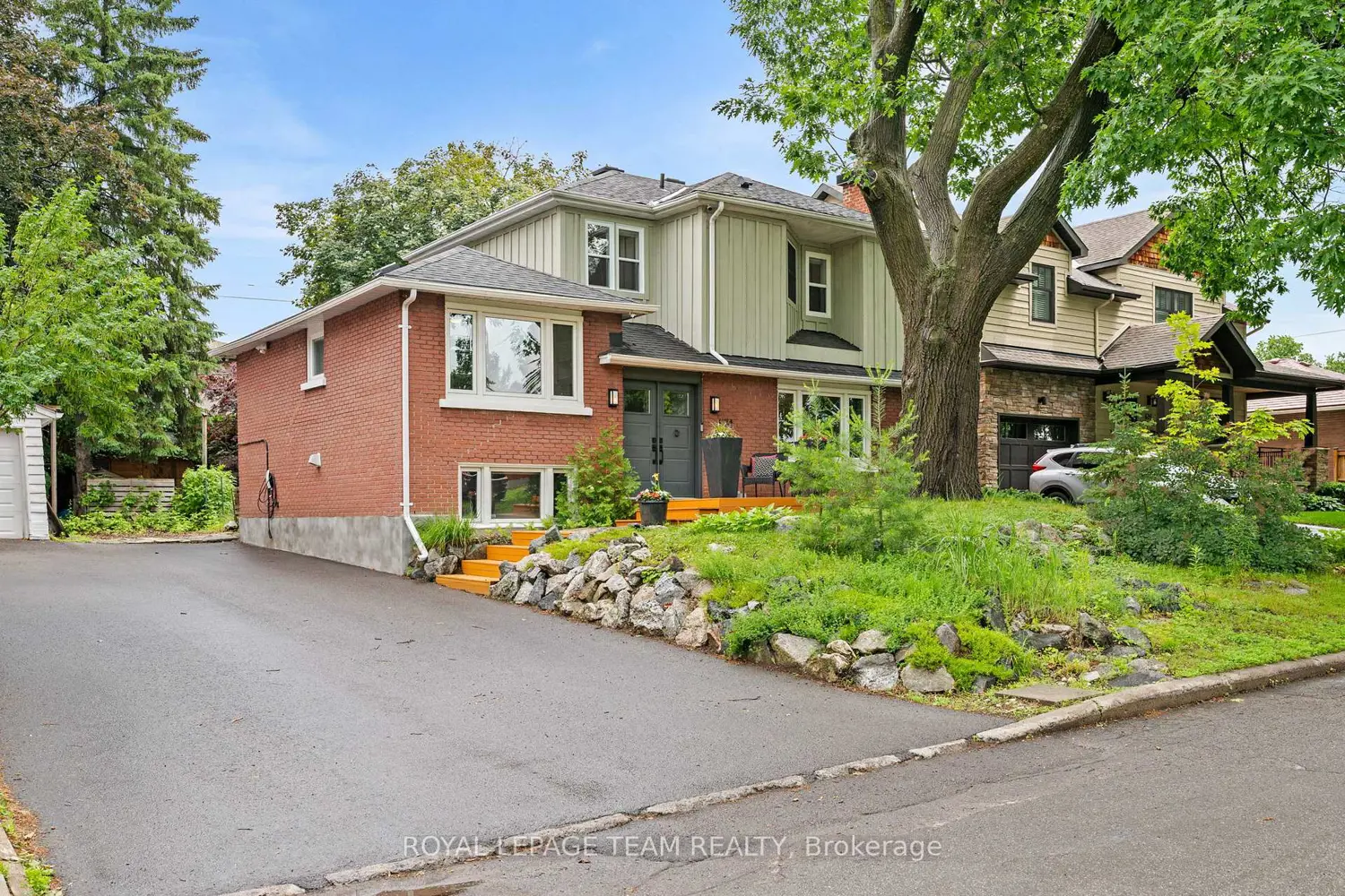 631 Courtenay Avenue photo 2