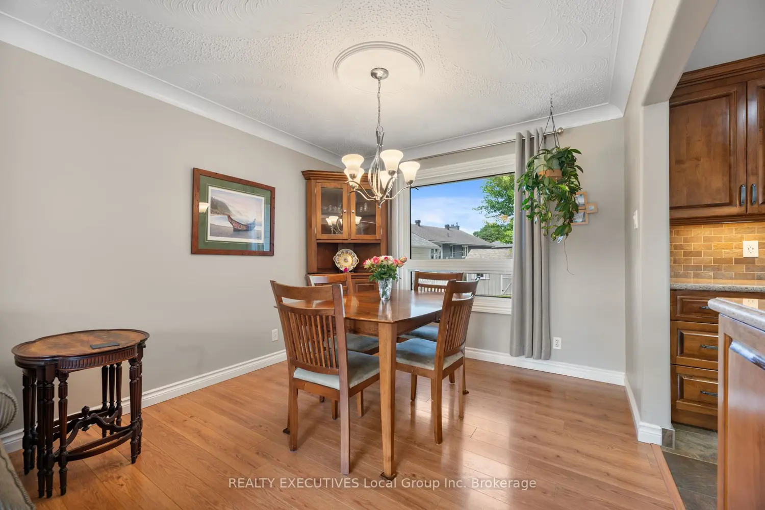 1452 Pinegrove Crescent photo 5