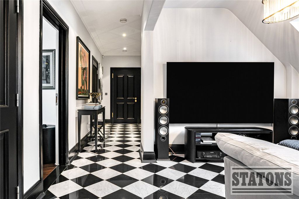 3 bed flat for saleCockfosters Road, Barnet EN4 photo 5