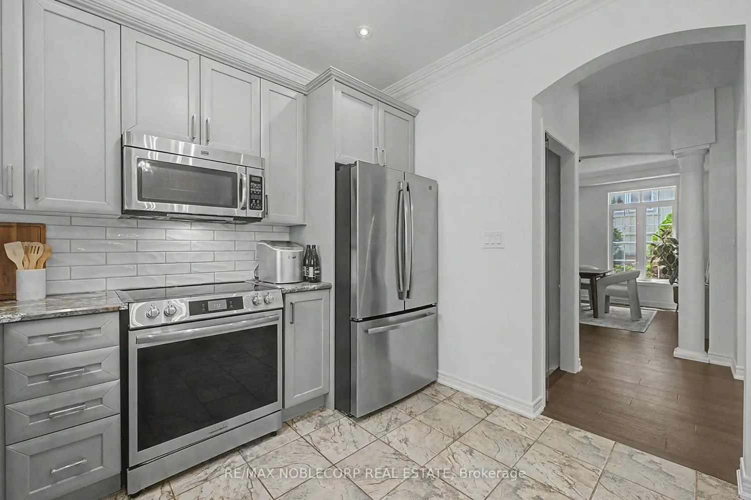 68 Meadowglen Boulevard photo 5
