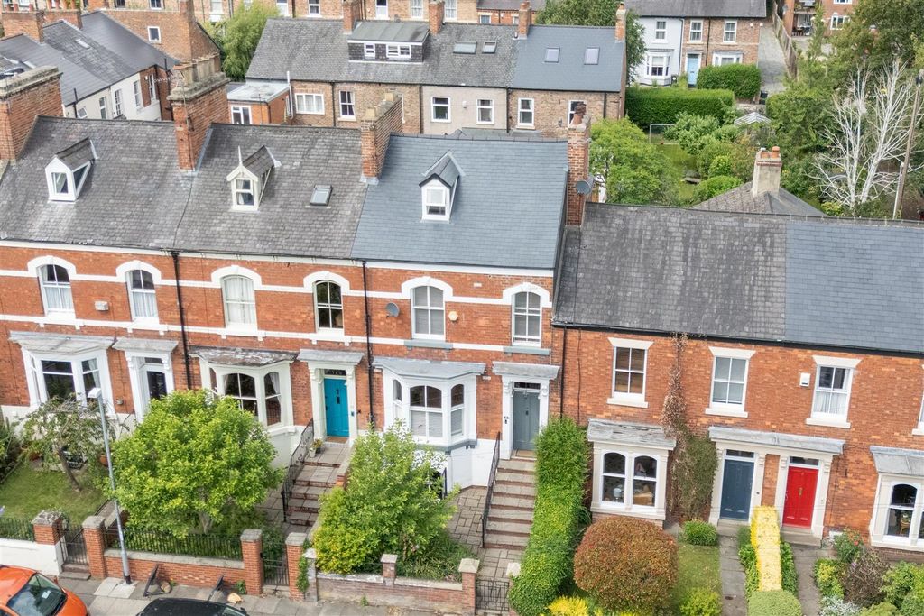 4 bed town house for salePierremont Crescent, Darlington DL3