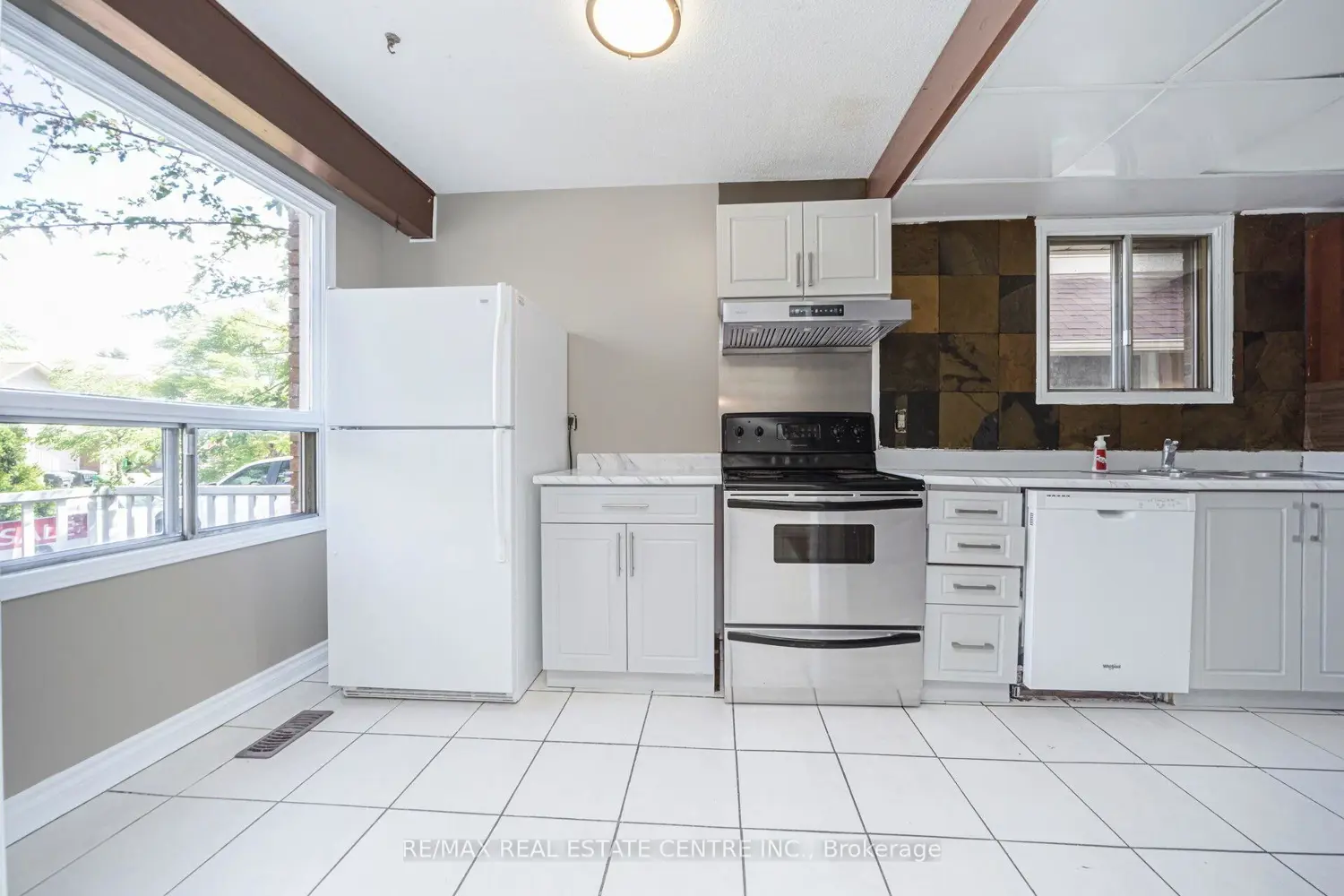 433 Hansen Road photo 3