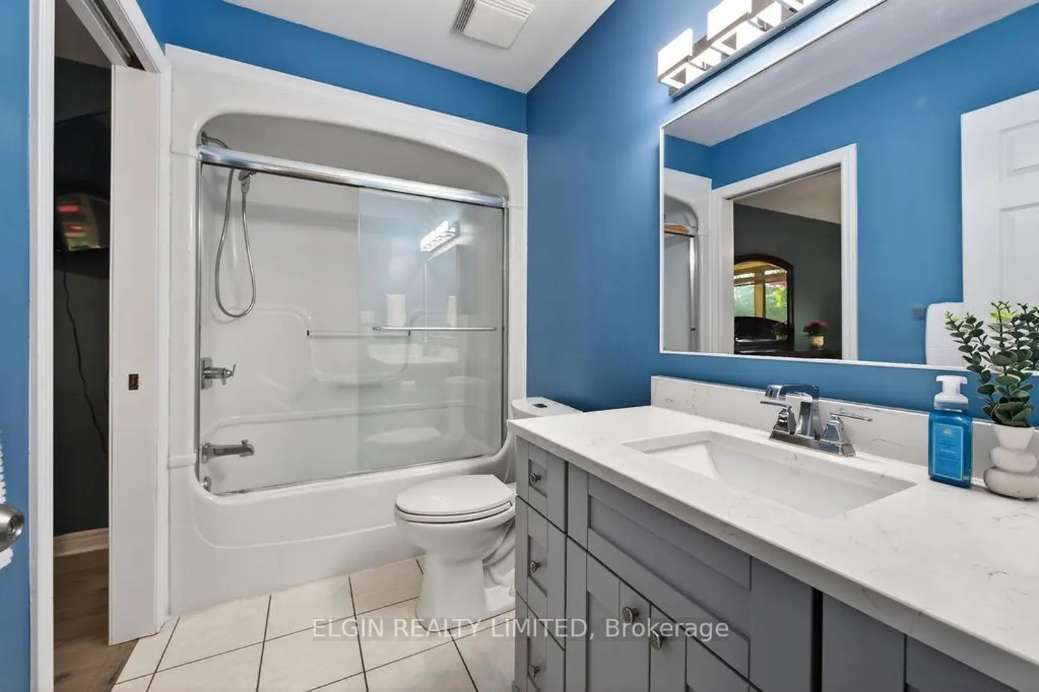 599 Wellington Street photo 3
